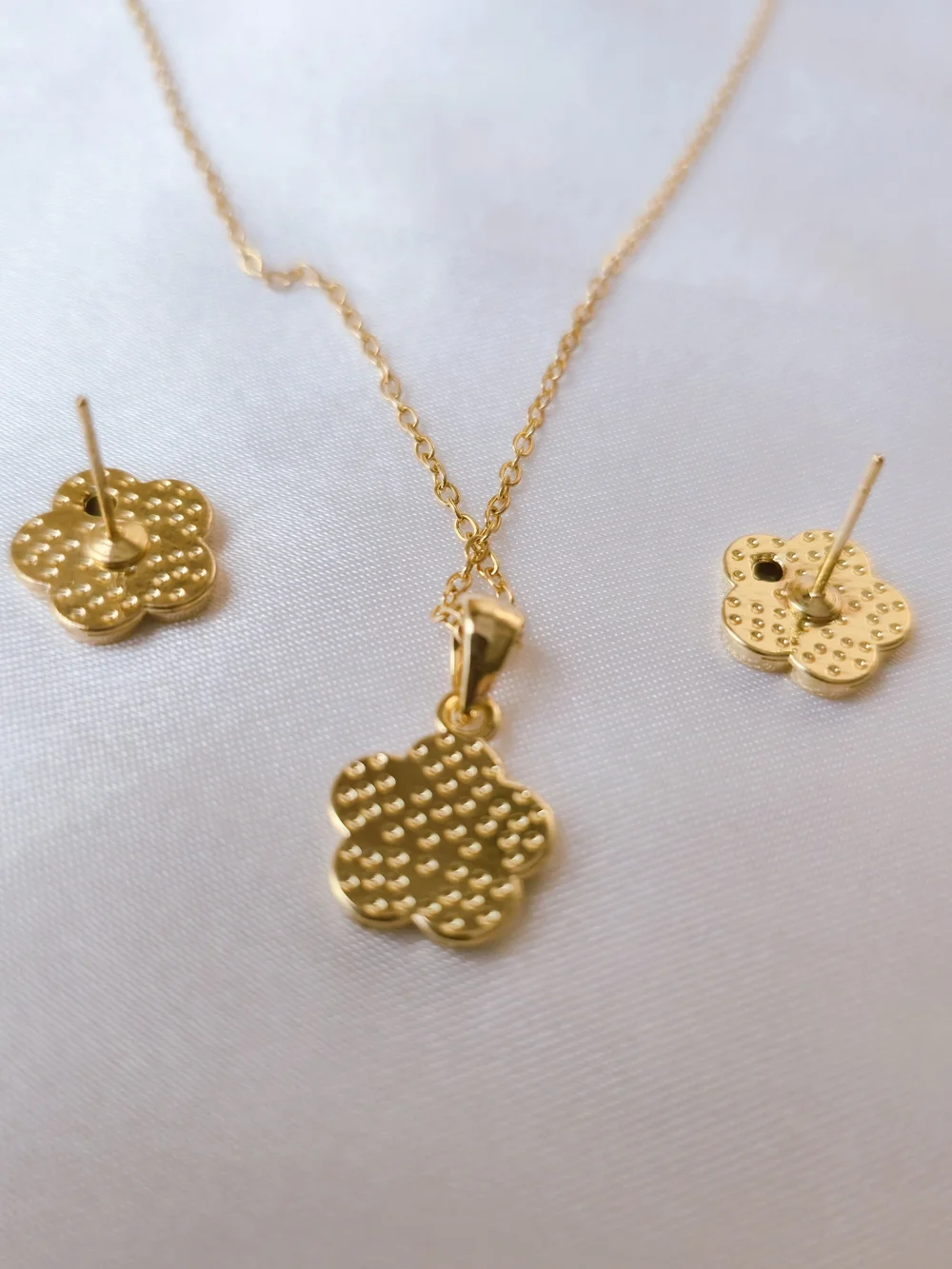 Gold Flower Pendant Necklace and Stud‎ Earrings Set - Black Inlay